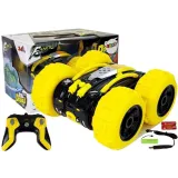 Żółta amfibia zdalnie sterowana podczas jazdy po trawie