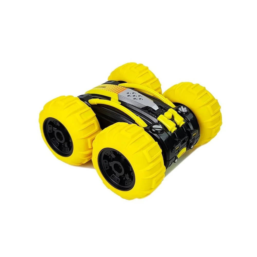 Zbliżenie na duże, pompowane koła zdalnie sterowanego auta amfibii