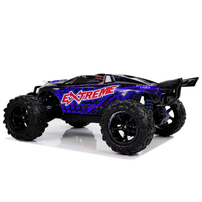 Zbliżenie na przednią część zdalnie sterowanego auta rajdowego w kolorze niebieskim