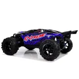 Zbliżenie na przednią część zdalnie sterowanego auta rajdowego w kolorze niebieskim