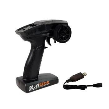 Auto terenowe z napędem 4x4 podczas jazdy po nierównym terenie