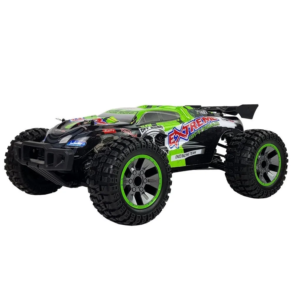 Model samochodu zdalnie sterowanego 4x4 z dużymi kołami podczas jazdy w terenie