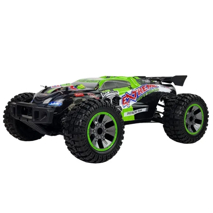 Model samochodu zdalnie sterowanego 4x4 z dużymi kołami podczas jazdy w terenie