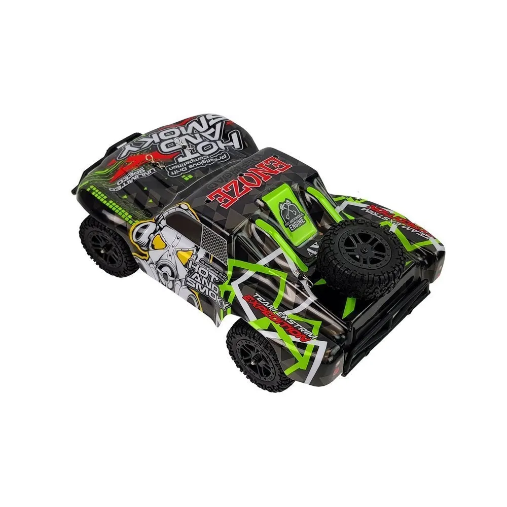 Zbliżenie na napęd 4x4 auta terenowego RC