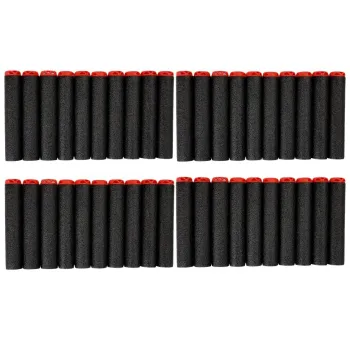 Bliższe ujęcie piankowych naboi do dużego karabinu zabawkowego