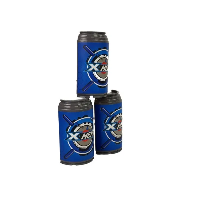 Dziecko bawiące się pistoletem na piankowe naboje podczas ćwiczeń celności