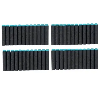 Trzy połówki puszek jako cele treningowe do pistoletu na piankowe naboje