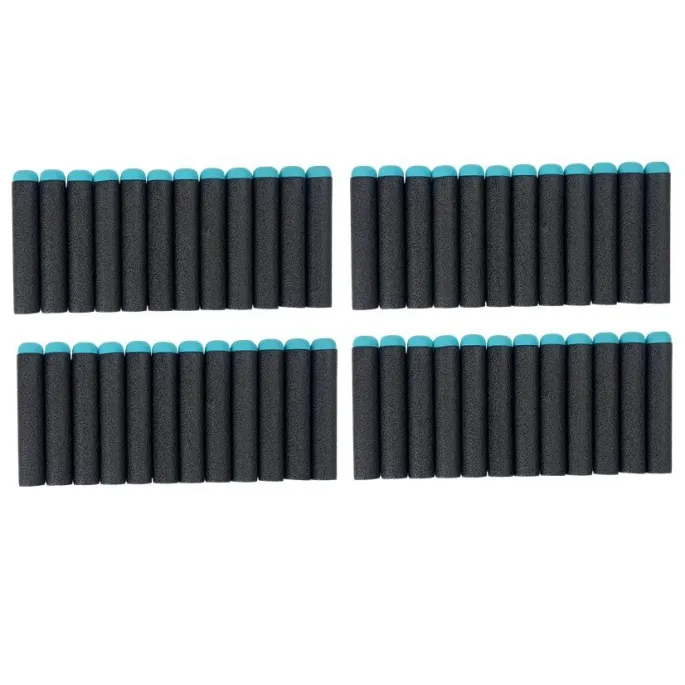 Trzy połówki puszek jako cele treningowe do pistoletu na piankowe naboje