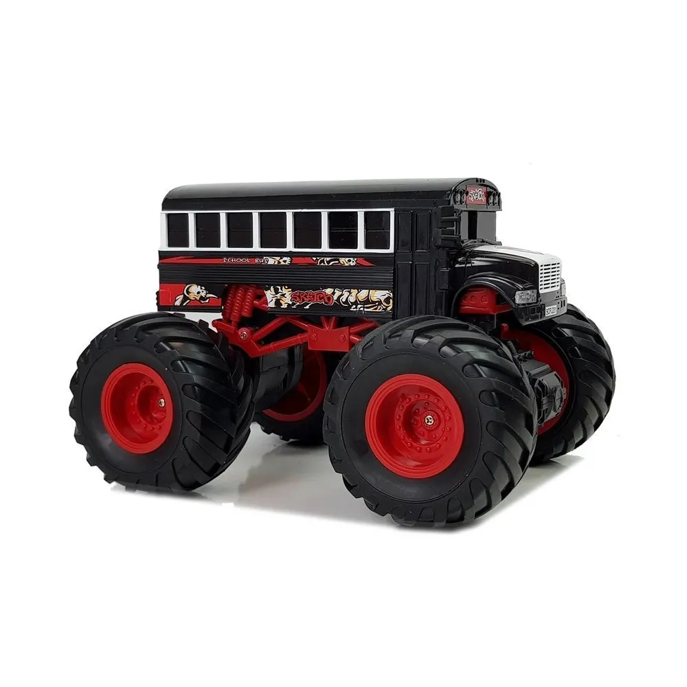 Autobus RC z potężnymi kołami, widok z boku na czarnej nawierzchni