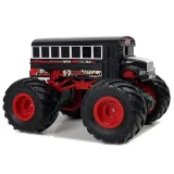 Autobus RC z potężnymi kołami, widok z boku na czarnej nawierzchni