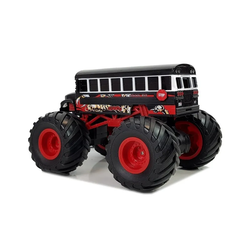 Sterowany autobus dziecięcy podczas jazdy po domu