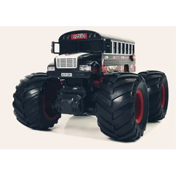 Detal czerwonych kół autobusu RC na jasnym tle