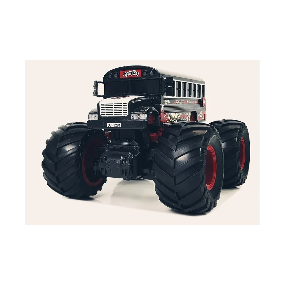 Detal czerwonych kół autobusu RC na jasnym tle