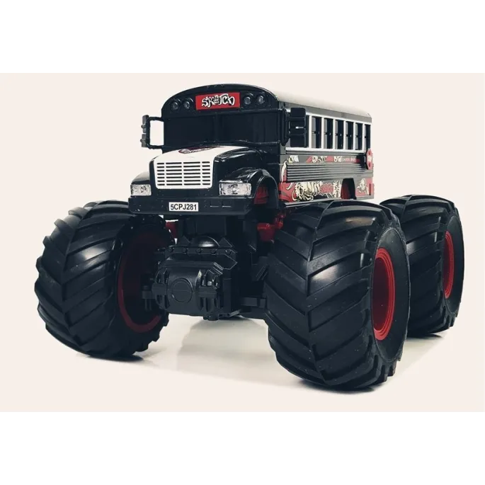 Detal czerwonych kół autobusu RC na jasnym tle