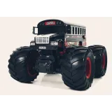 Detal czerwonych kół autobusu RC na jasnym tle