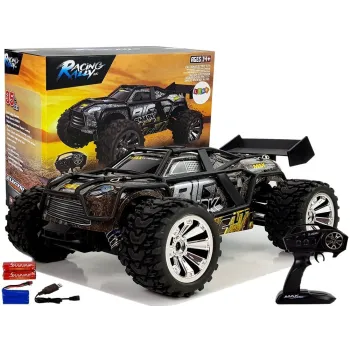 Brązowo-żółte auto off-road RC 1:18 z napędem 4x4 podczas jazdy w terenie