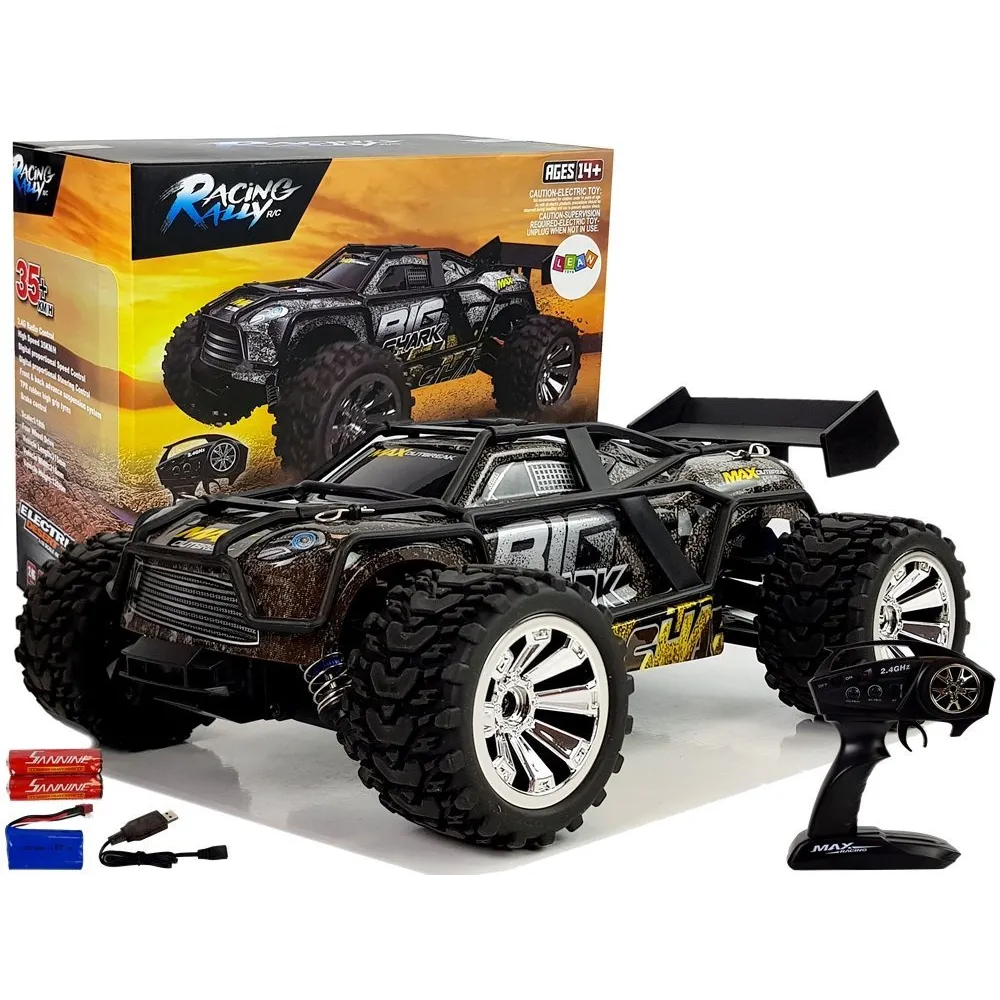 Brązowo-żółte auto off-road RC 1:18 z napędem 4x4 podczas jazdy w terenie