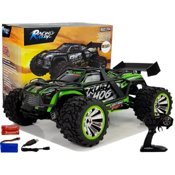 Zielone auto RC off-road w dynamicznej jeździe na tle kamieni