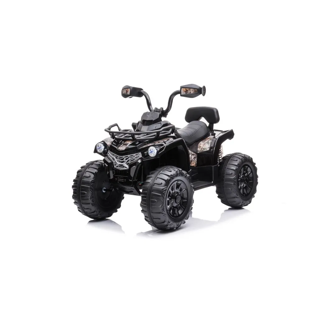 Dziecko jadące quadem Madman JS009 czarny podczas zabawy na zewnątrz