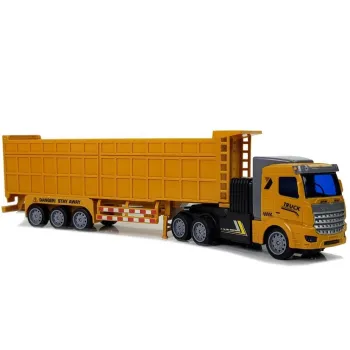 Ciężarówka RC z przyczepą podczas jazdy na świeżym powietrzu