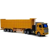 Ciężarówka RC z przyczepą podczas jazdy na świeżym powietrzu