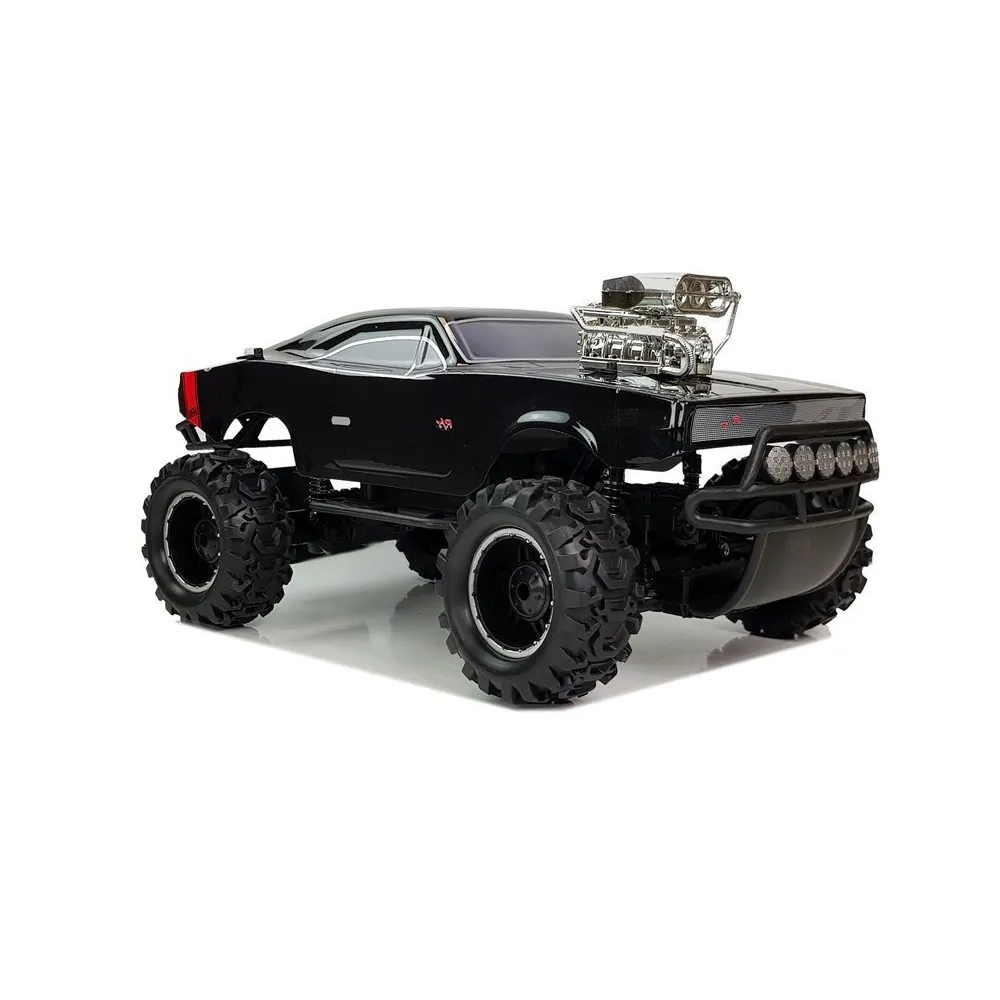 Czarne auto terenowe RC w dynamicznej pozie do jazdy offroad