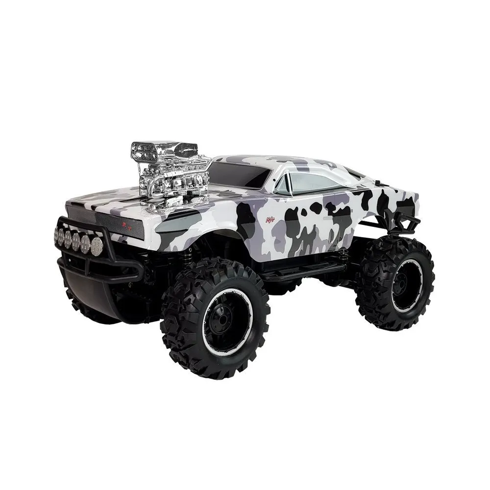 Auto RC 1:10 z dużymi kołami i offroadowym nadwoziem na tle terenowym