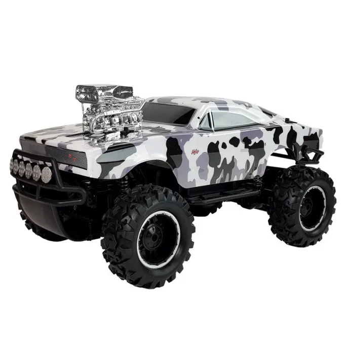 Auto RC 1:10 z dużymi kołami i offroadowym nadwoziem na tle terenowym
