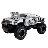 Auto RC 1:10 z dużymi kołami i offroadowym nadwoziem na tle terenowym