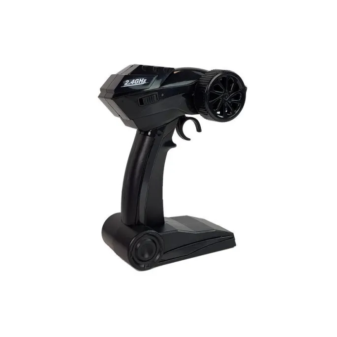 Biało-czarny samochód terenowy RC 2.4G podczas jazdy po kamieniach