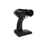 Biało-czarny samochód terenowy RC 2.4G podczas jazdy po kamieniach