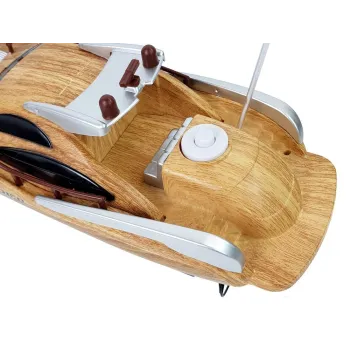 Motorówka RC prezentowana z boku na gładkiej powierzchni