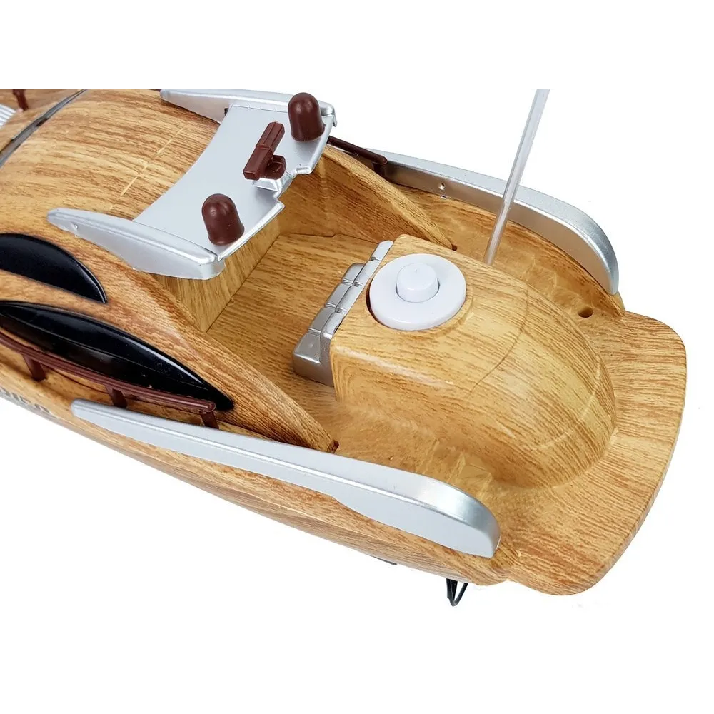 Motorówka RC prezentowana z boku na gładkiej powierzchni