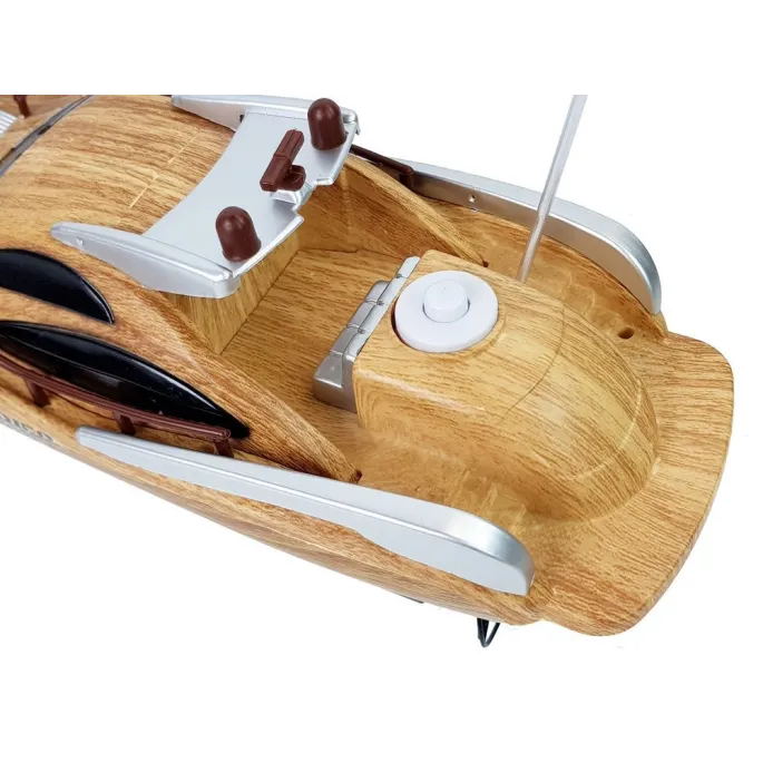 Motorówka RC prezentowana z boku na gładkiej powierzchni