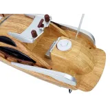 Motorówka RC prezentowana z boku na gładkiej powierzchni