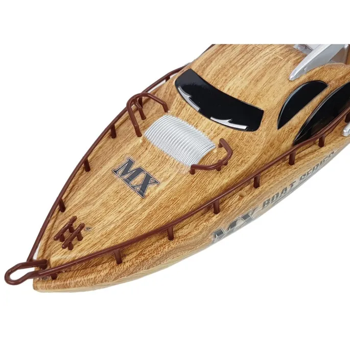 Dwa mocne silniki w zdalnie sterowanej łodzi motorowej