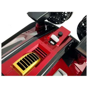 Czerwony poduszkowiec RC sterowany pilotem na tle zieleni