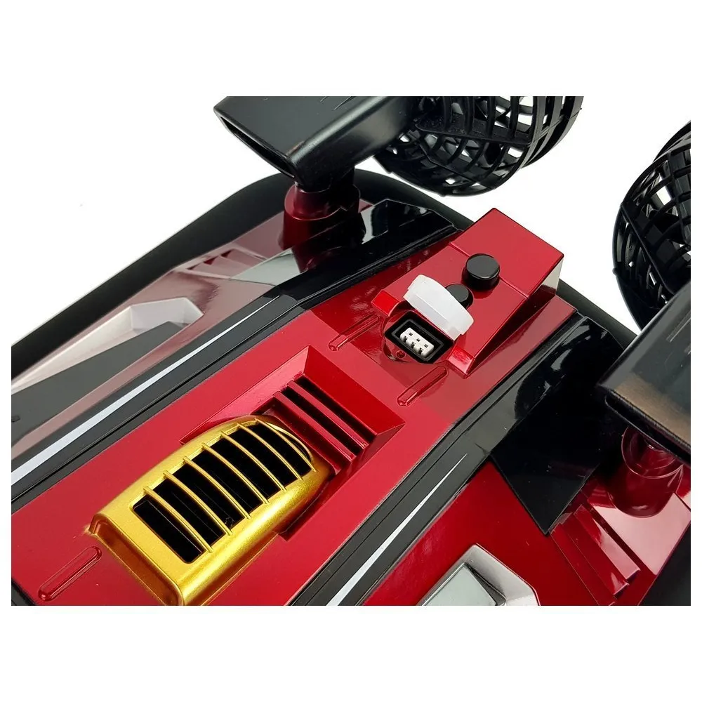 Czerwony poduszkowiec RC sterowany pilotem na tle zieleni