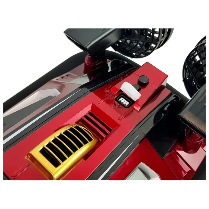 Czerwony poduszkowiec RC sterowany pilotem na tle zieleni