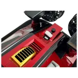 Czerwony poduszkowiec RC sterowany pilotem na tle zieleni