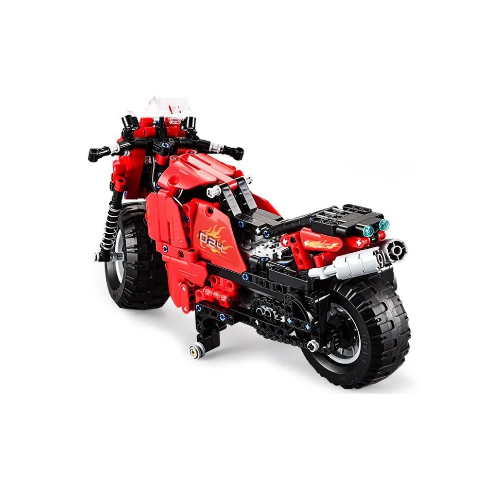 Zbudowany motocykl techniczny CADA na tle białym