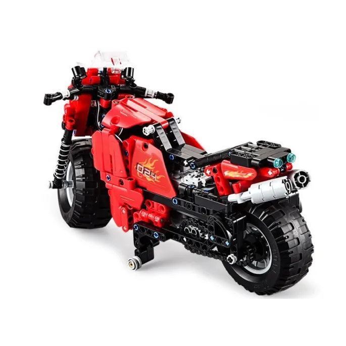 Zbudowany motocykl techniczny CADA na tle białym