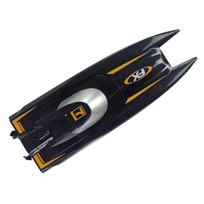 Detail łodzi zdalnie sterowanej – widok z boku na wytrzymałą obudowę