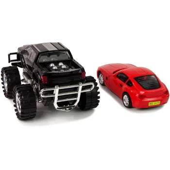 Zbliżenie na detale Monster Trucka z solidnymi kołami i wykończeniem