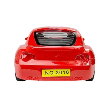 Monster Truck ciągnie lawetę z BMW na nierównej powierzchni