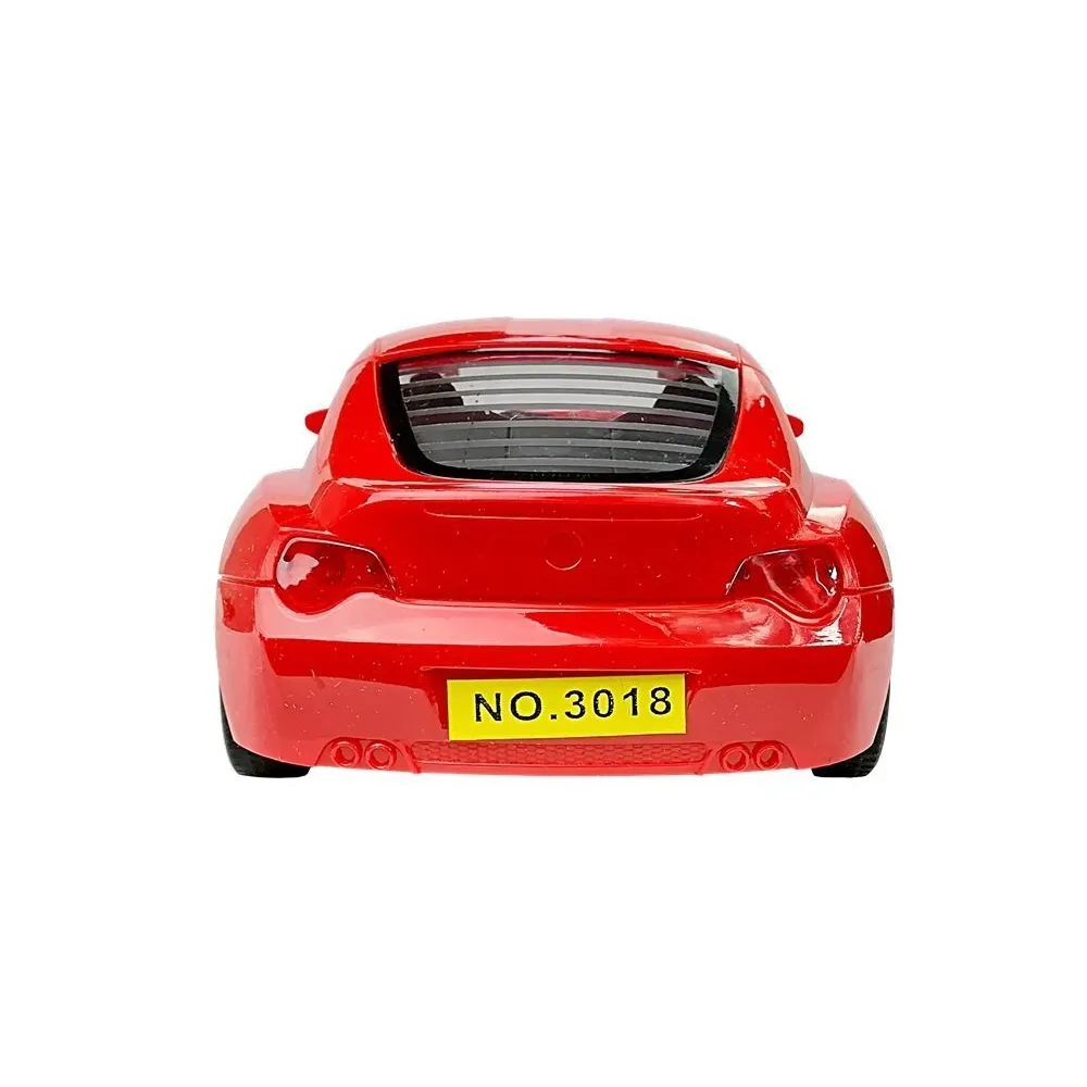 Monster Truck ciągnie lawetę z BMW na nierównej powierzchni