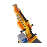 Kreatywna zabawa dla dzieci: koparka jeździk z ruchomą łyżką i kaskiem