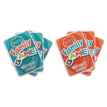 Zbliżenie na kręgle, karty punktowe i pomarańczowe piłeczki