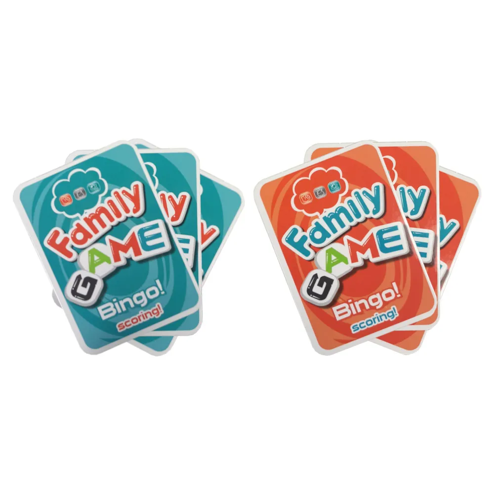 Zbliżenie na kręgle, karty punktowe i pomarańczowe piłeczki