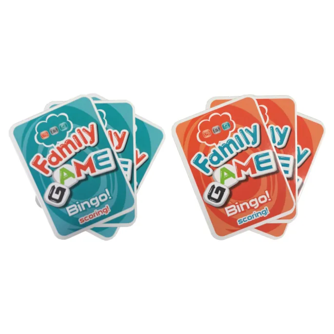 Zbliżenie na kręgle, karty punktowe i pomarańczowe piłeczki